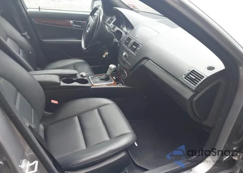 2011 Mercedes-Benz C 300 Sport 4Matic z USA, uszkodzony, nr VIN WDDGF8BB7BF652338